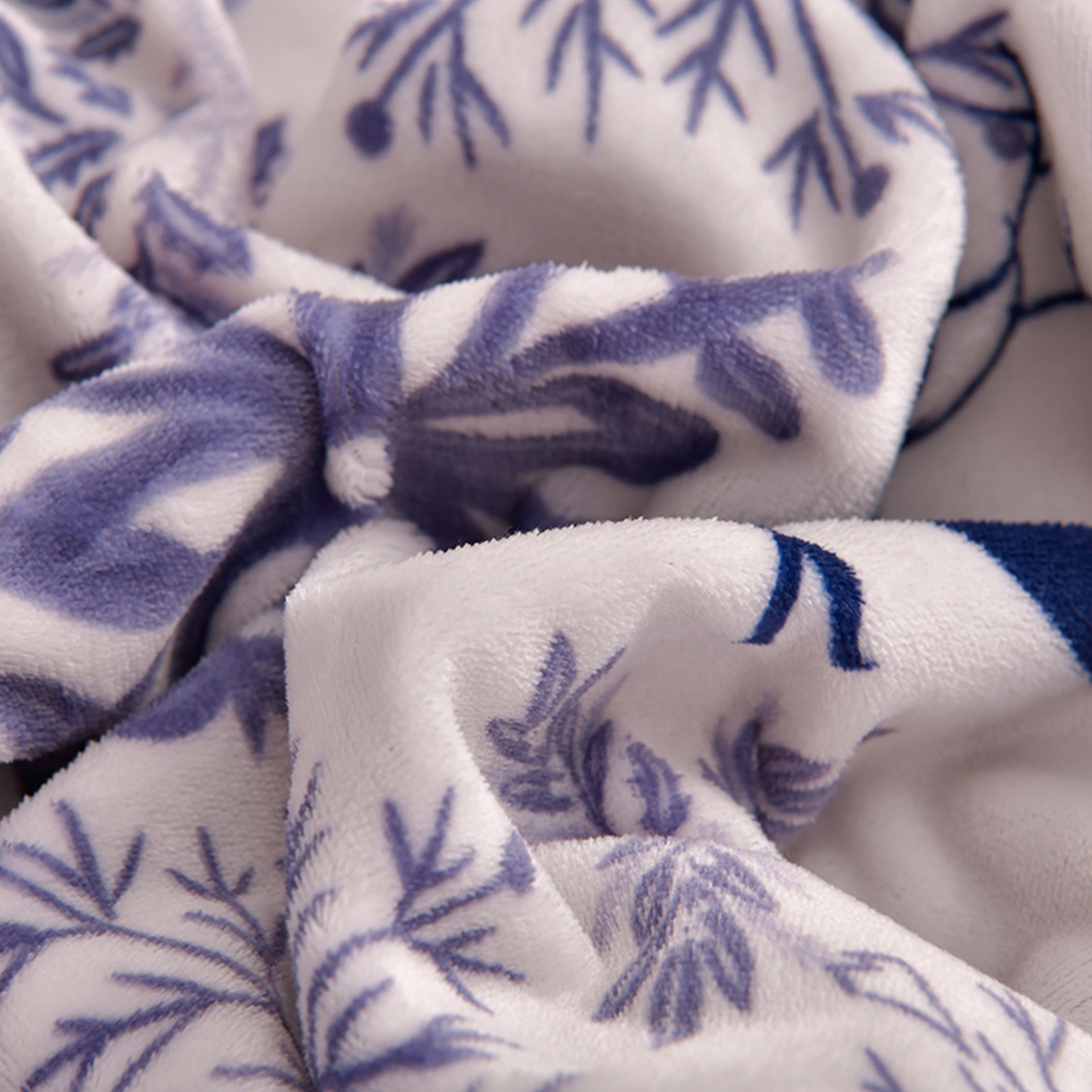 91家纺网 家纺一手货源 找家纺 梦宴 2025新款冬季牛奶绒加厚保暖床裙款法兰绒珊瑚绒四件套床上用品 圣诞鹿