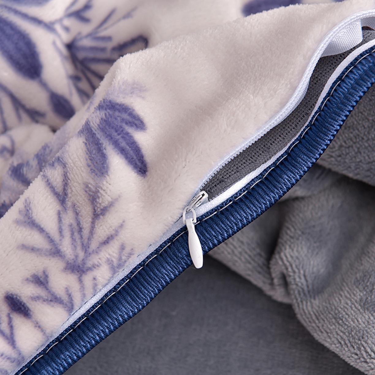 91家纺网 家纺一手货源 找家纺 梦宴 2025新款冬季牛奶绒加厚保暖床裙款法兰绒珊瑚绒四件套床上用品 圣诞鹿