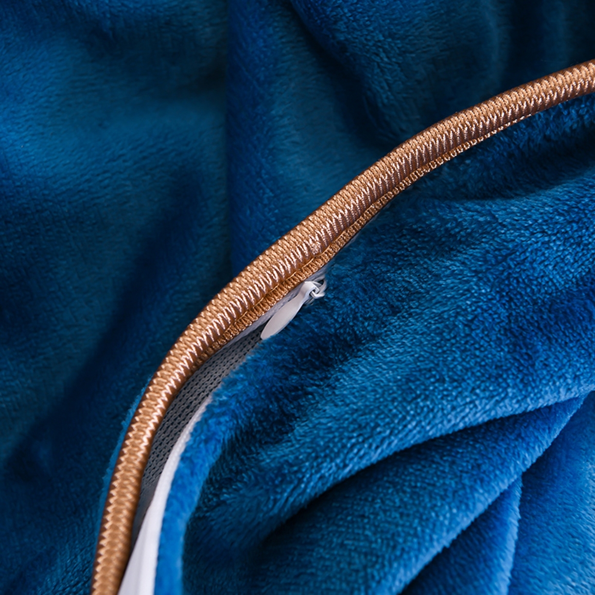 91家纺网 家纺一手货源 找家纺 梦宴 2025新款冬季牛奶绒加厚保暖床裙款法兰绒珊瑚绒四件套床上用品 盛世爱恋