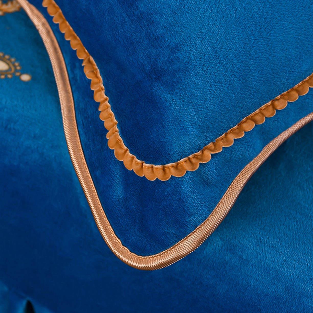 91家纺网 家纺一手货源 找家纺 梦宴 2025新款冬季牛奶绒加厚保暖床裙款法兰绒珊瑚绒四件套床上用品 盛世爱恋