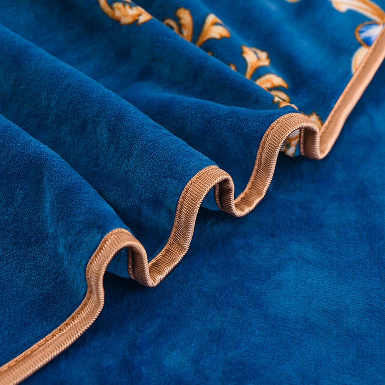 91家纺网 家纺一手货源 找家纺 梦宴 2025新款冬季牛奶绒加厚保暖床裙款法兰绒珊瑚绒四件套床上用品 盛世爱恋