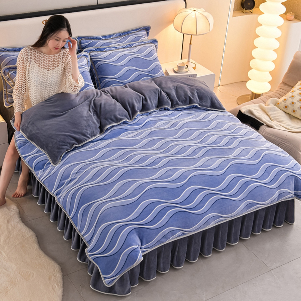 91家纺网 家纺一手货源 找家纺 梦宴 2025新款冬季牛奶绒加厚保暖床裙款法兰绒珊瑚绒四件套床上用品 时尚条纹