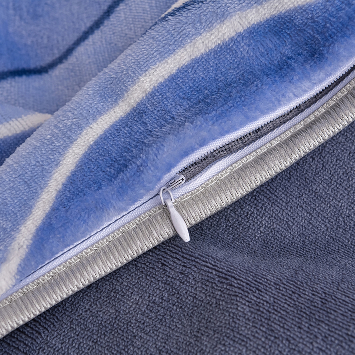 91家纺网 家纺一手货源 找家纺 梦宴 2025新款冬季牛奶绒加厚保暖床裙款法兰绒珊瑚绒四件套床上用品 时尚条纹