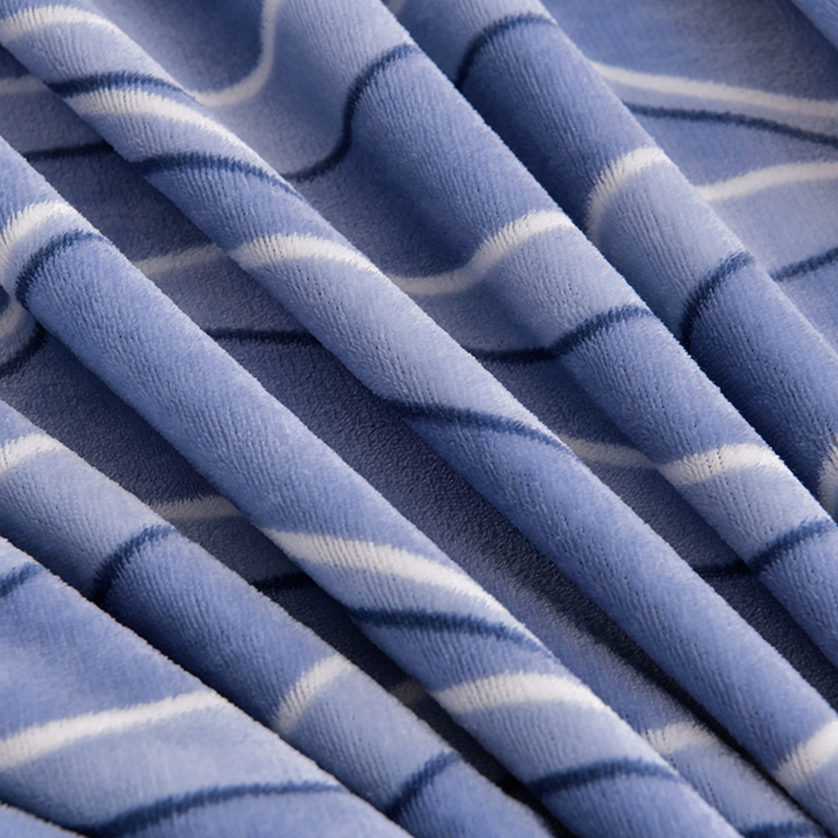 91家纺网 家纺一手货源 找家纺 梦宴 2025新款冬季牛奶绒加厚保暖床裙款法兰绒珊瑚绒四件套床上用品 时尚条纹