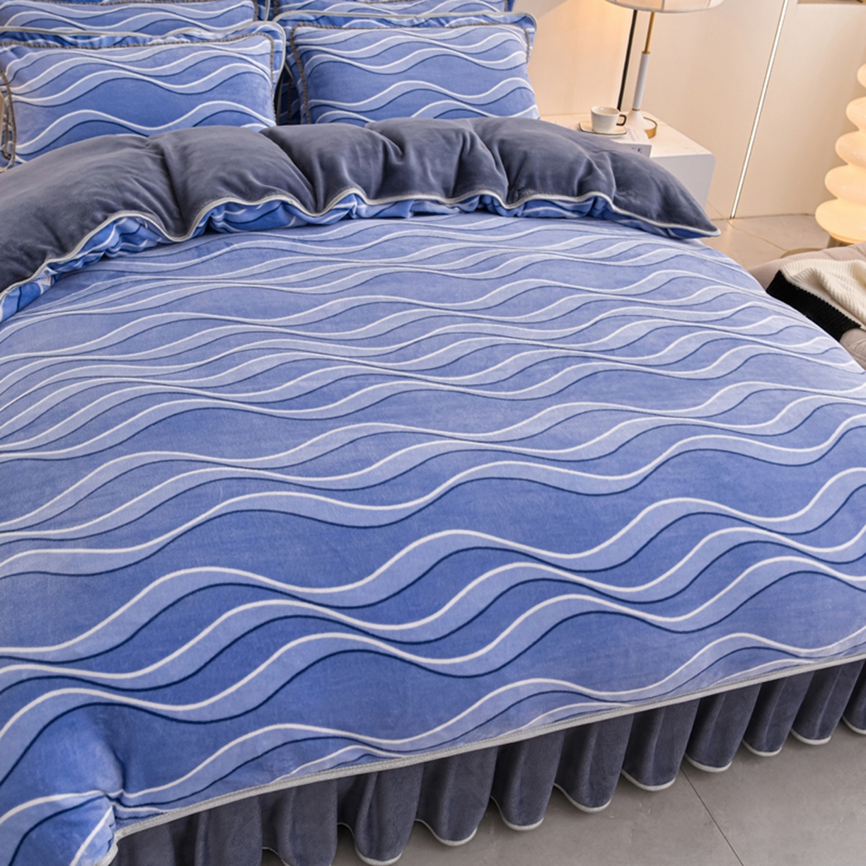 91家纺网 家纺一手货源 找家纺 梦宴 2025新款冬季牛奶绒加厚保暖床裙款法兰绒珊瑚绒四件套床上用品 时尚条纹