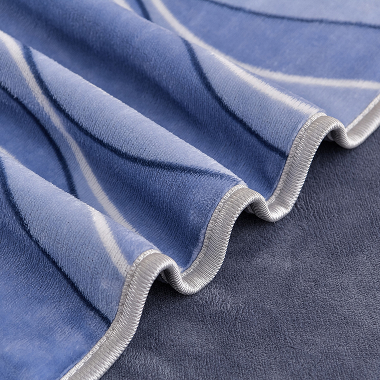 91家纺网 家纺一手货源 找家纺 梦宴 2025新款冬季牛奶绒加厚保暖床裙款法兰绒珊瑚绒四件套床上用品 时尚条纹