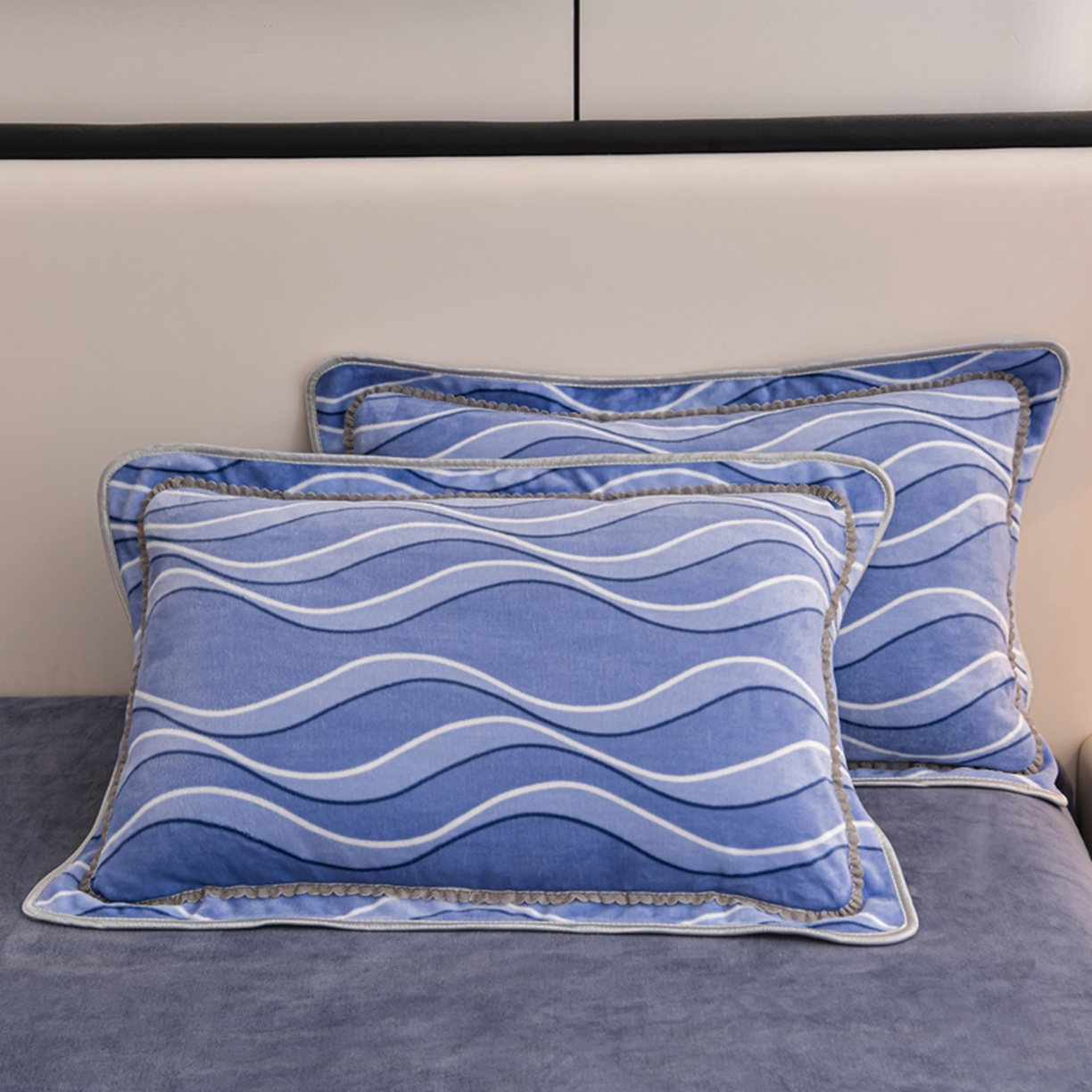 91家纺网 家纺一手货源 找家纺 梦宴 2025新款冬季牛奶绒加厚保暖床裙款法兰绒珊瑚绒四件套床上用品 时尚条纹