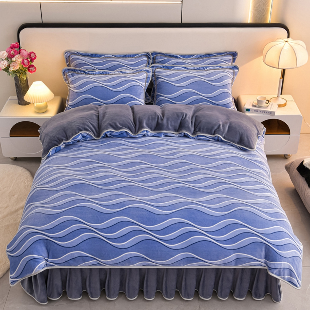 91家纺网 家纺一手货源 找家纺 梦宴 2025新款冬季牛奶绒加厚保暖床裙款法兰绒珊瑚绒四件套床上用品 时尚条纹