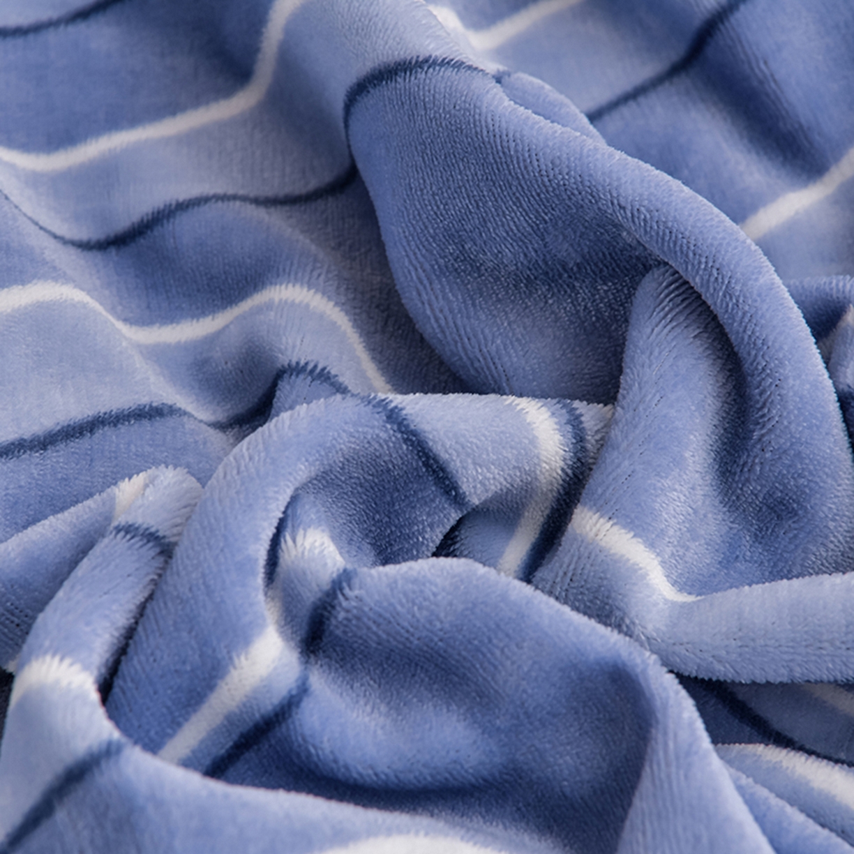 91家纺网 家纺一手货源 找家纺 梦宴 2025新款冬季牛奶绒加厚保暖床裙款法兰绒珊瑚绒四件套床上用品 时尚条纹