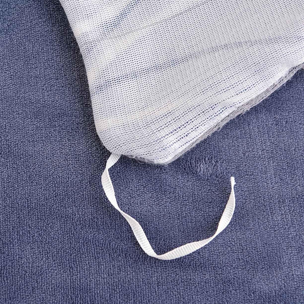 91家纺网 家纺一手货源 找家纺 梦宴 2025新款冬季牛奶绒加厚保暖床裙款法兰绒珊瑚绒四件套床上用品 时尚条纹