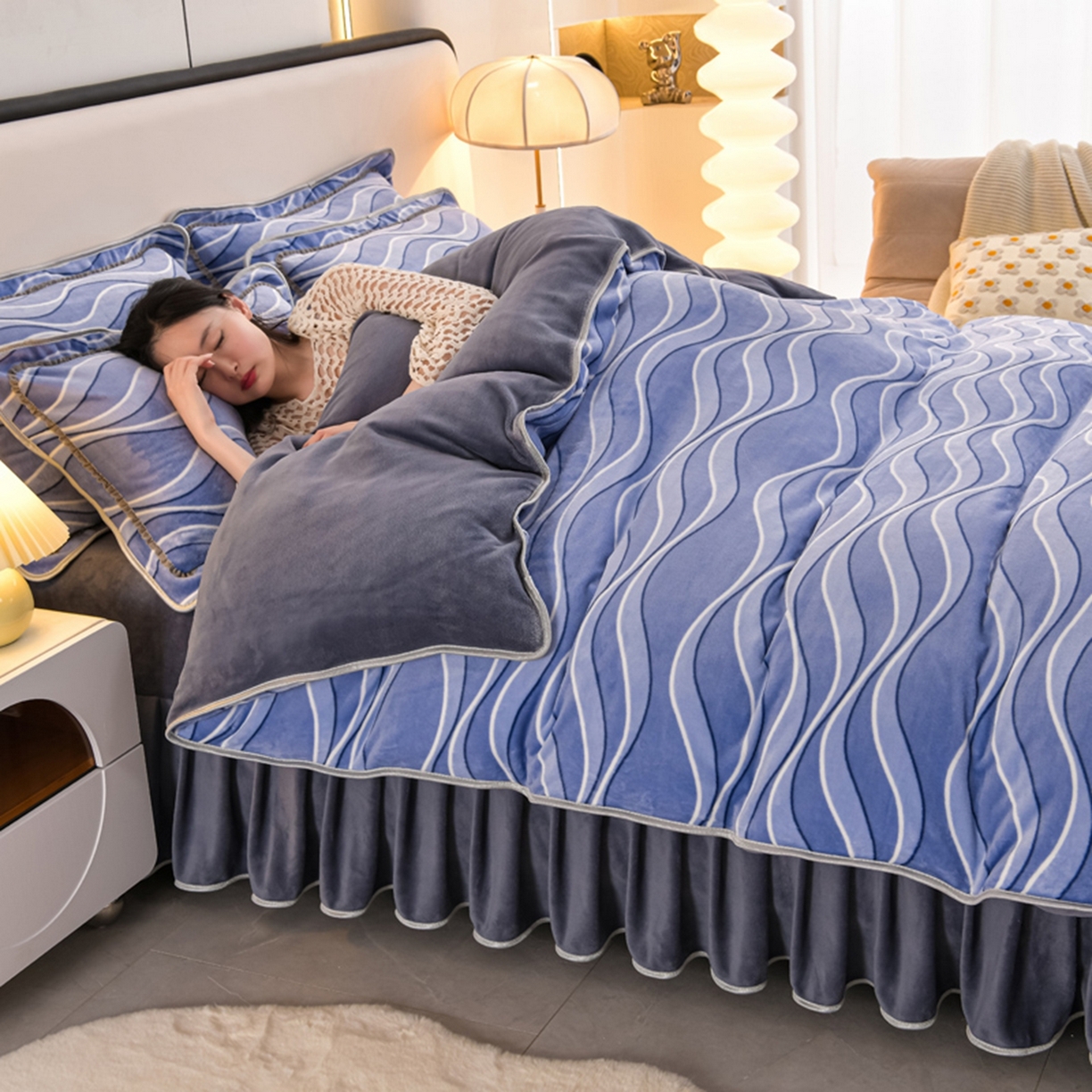 91家纺网 家纺一手货源 找家纺 梦宴 2025新款冬季牛奶绒加厚保暖床裙款法兰绒珊瑚绒四件套床上用品 时尚条纹