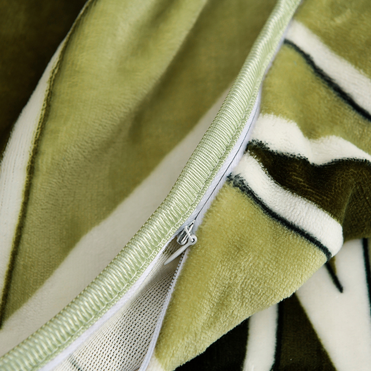 91家纺网 家纺一手货源 找家纺 梦宴 2025新款冬季牛奶绒加厚保暖床裙款法兰绒珊瑚绒四件套床上用品 素色主义