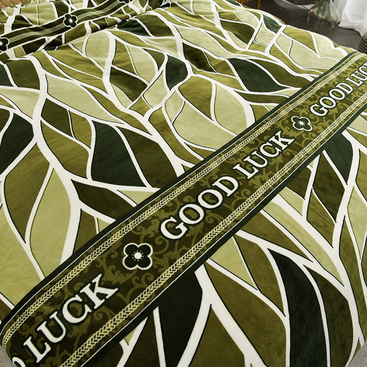 91家纺网 家纺一手货源 找家纺 梦宴 2025新款冬季牛奶绒加厚保暖床裙款法兰绒珊瑚绒四件套床上用品 素色主义