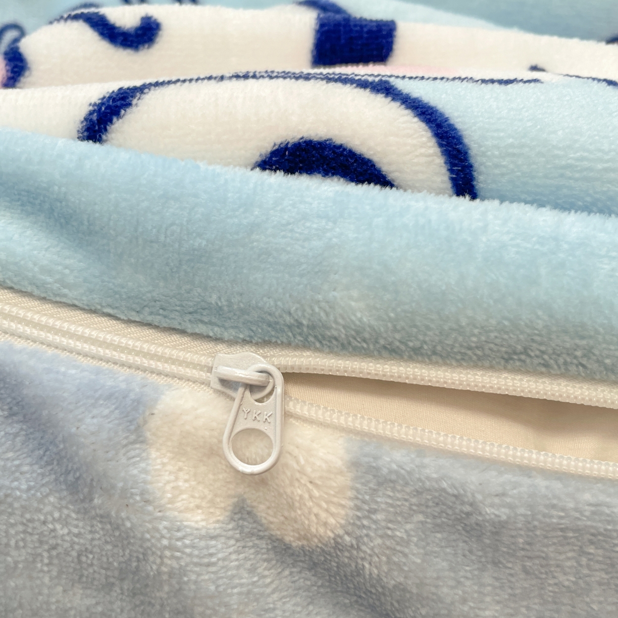 91家纺网 家纺一手货源 找家纺 暮思家居 2025新款三丽鸥正版授权高克重200克加厚保暖卡通牛奶绒四件套 牛奶绒-甜品玉桂狗