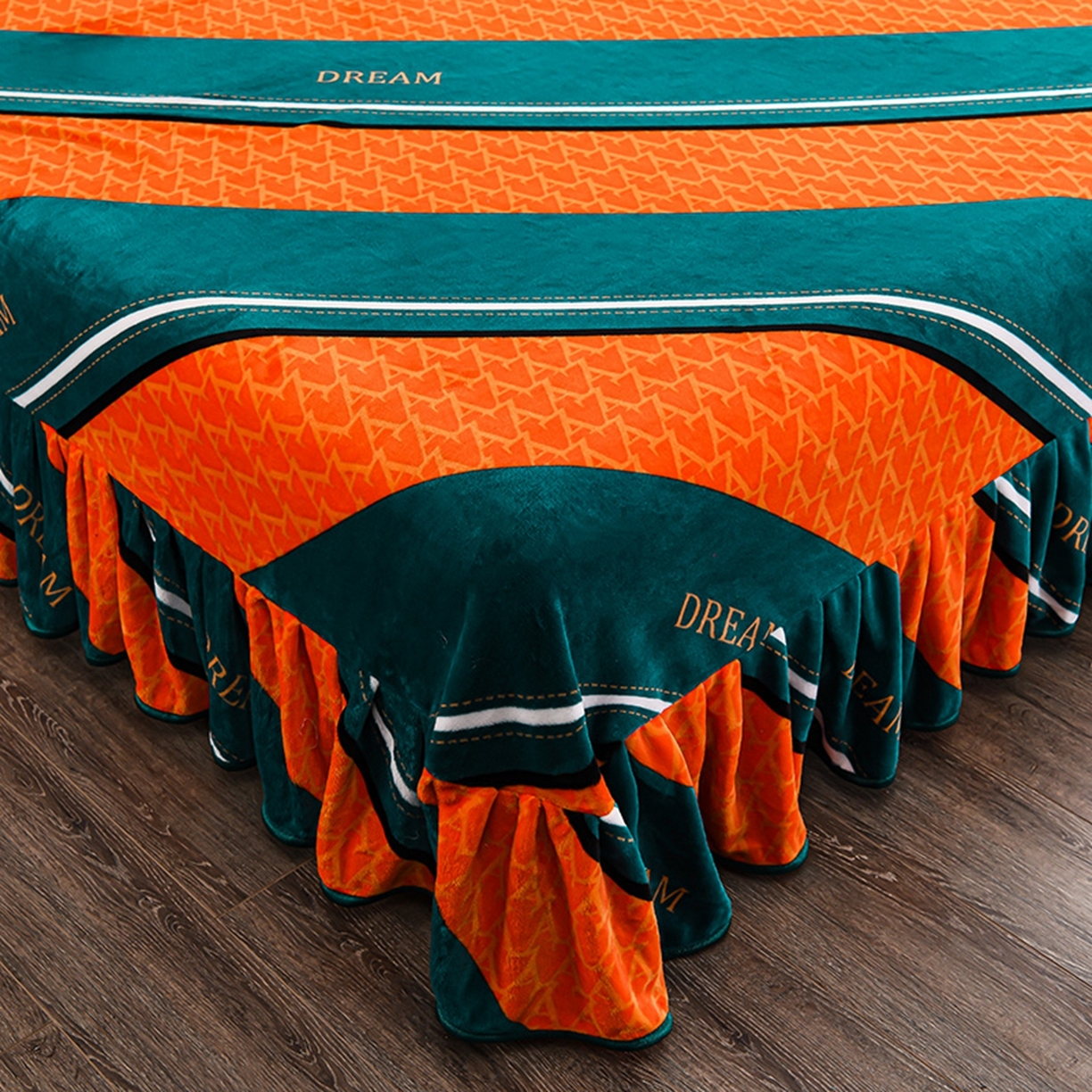 91家纺网 家纺一手货源 找家纺 梦宴 2025新款冬季牛奶绒加厚保暖床裙款法兰绒珊瑚绒四件套床上用品 快乐空间