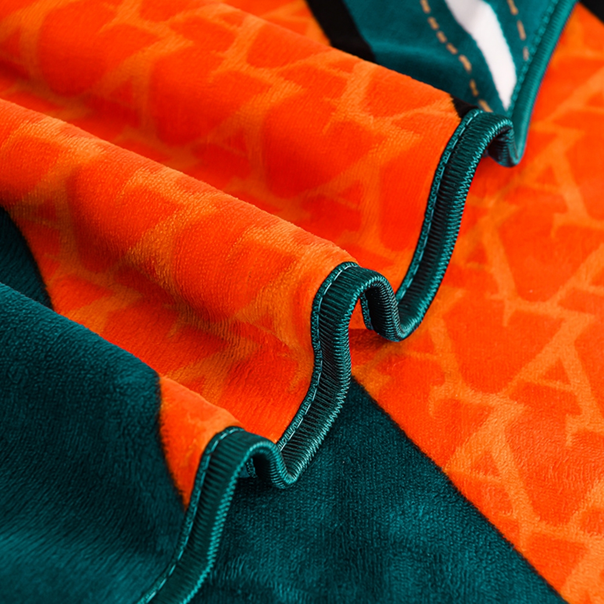 91家纺网 家纺一手货源 找家纺 梦宴 2025新款冬季牛奶绒加厚保暖床裙款法兰绒珊瑚绒四件套床上用品 快乐空间