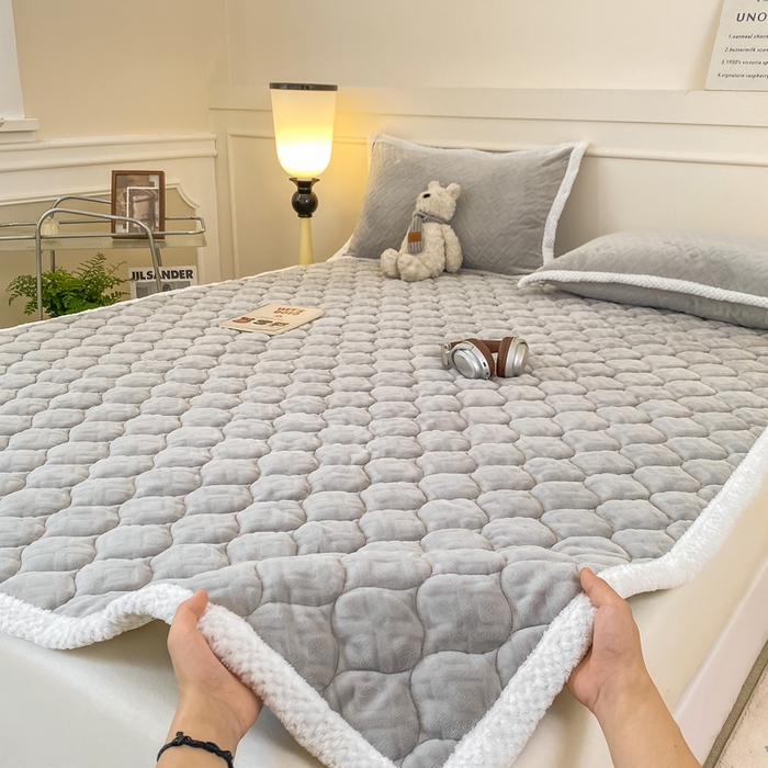 91家纺网 家纺一手货源 找家纺 （总）正邦家纺 2025新款加厚全消光牛奶绒床垫夹棉床褥高克重5D雕花牛奶绒单人床上下铺床护垫