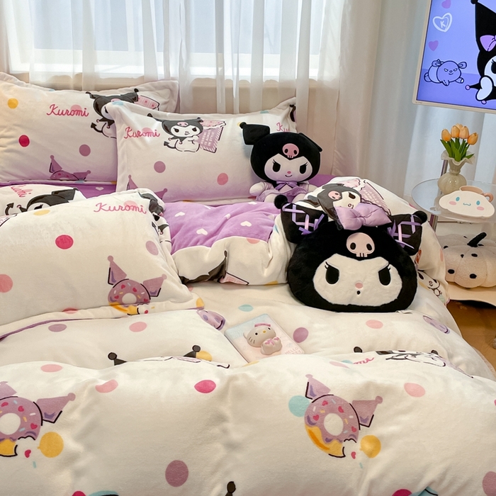 91家纺网 家纺一手货源 找家纺 暮思家居 2025新款三丽鸥正版授权高克重200克加厚保暖卡通牛奶绒四件套 牛奶绒-甜甜圈库洛米
