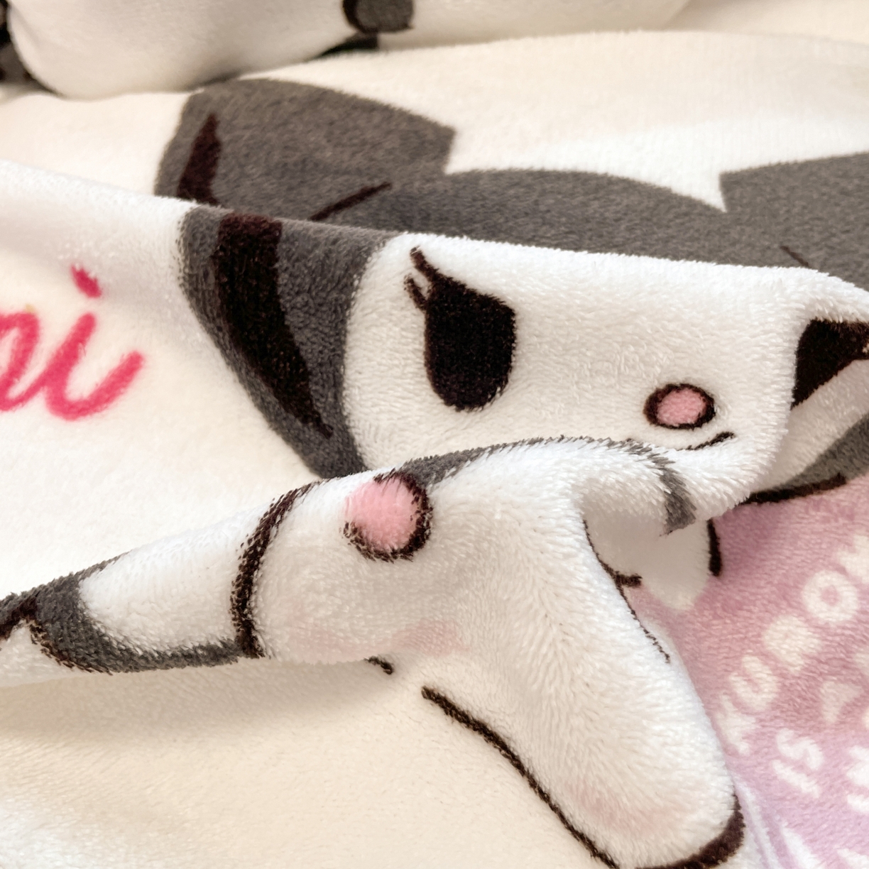 91家纺网 家纺一手货源 找家纺 暮思家居 2025新款三丽鸥正版授权高克重200克加厚保暖卡通牛奶绒四件套 牛奶绒-甜甜圈库洛米