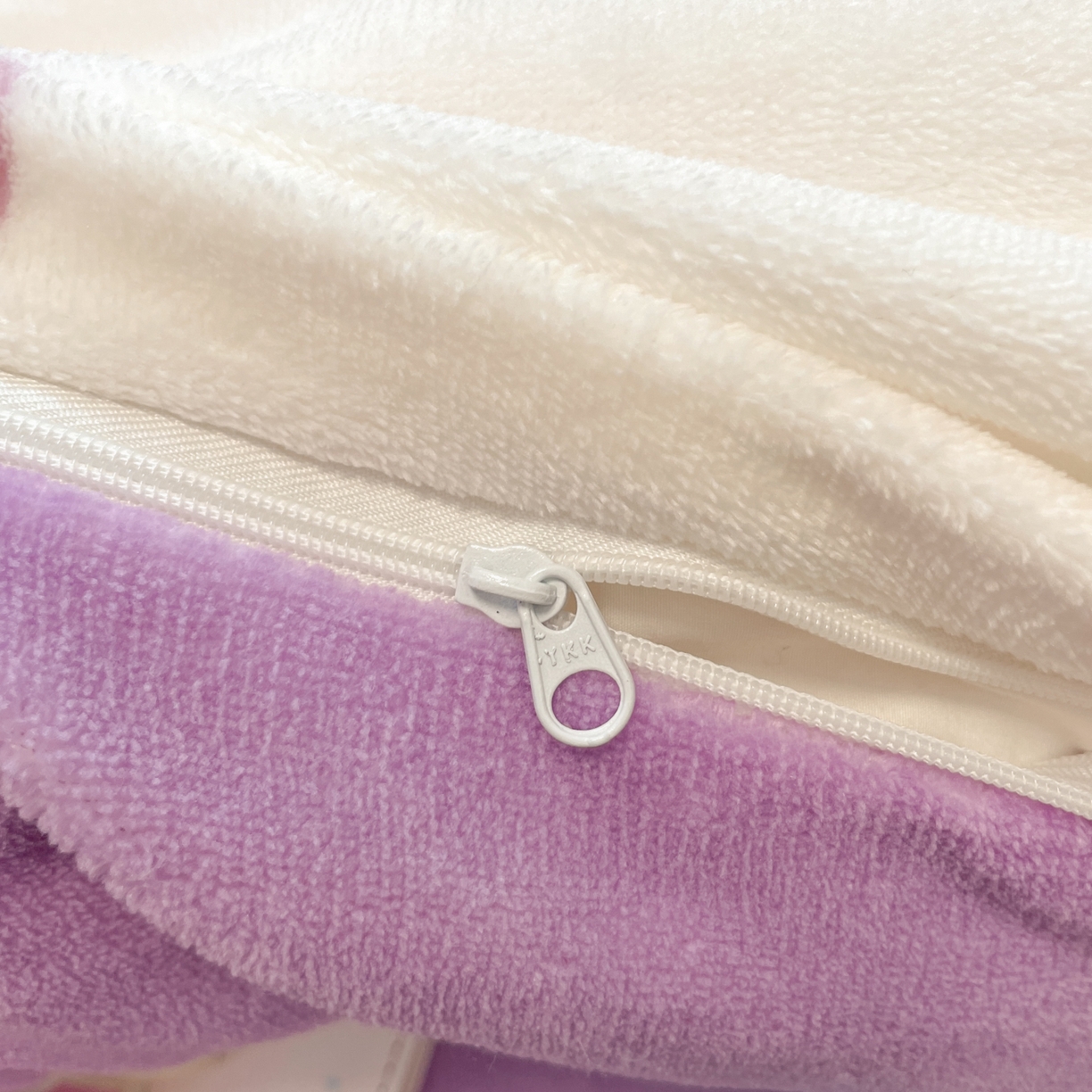 91家纺网 家纺一手货源 找家纺 暮思家居 2025新款三丽鸥正版授权高克重200克加厚保暖卡通牛奶绒四件套 牛奶绒-甜甜圈库洛米