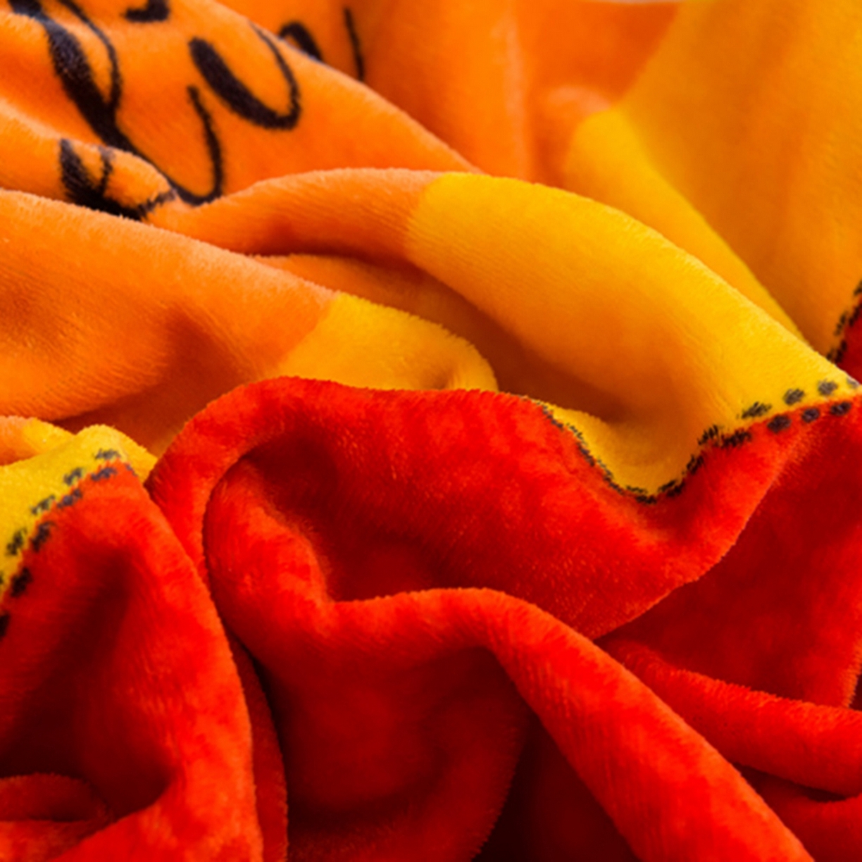 91家纺网 家纺一手货源 找家纺 梦宴 2025新款冬季牛奶绒加厚保暖床裙款法兰绒珊瑚绒四件套床上用品 心相随