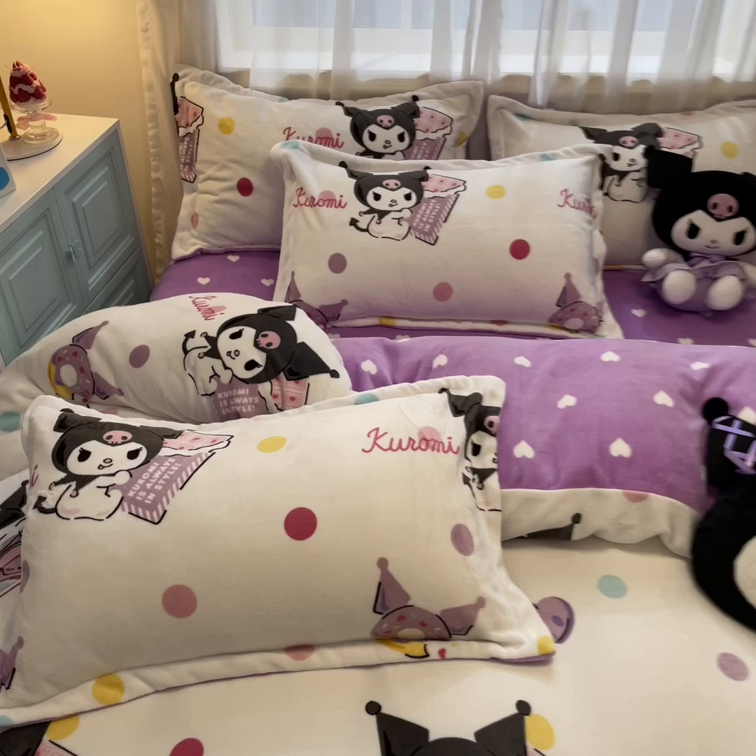 91家纺网 家纺一手货源 找家纺 暮思家居 2025新款三丽鸥正版授权高克重200克加厚保暖卡通牛奶绒四件套 牛奶绒-甜甜圈库洛米