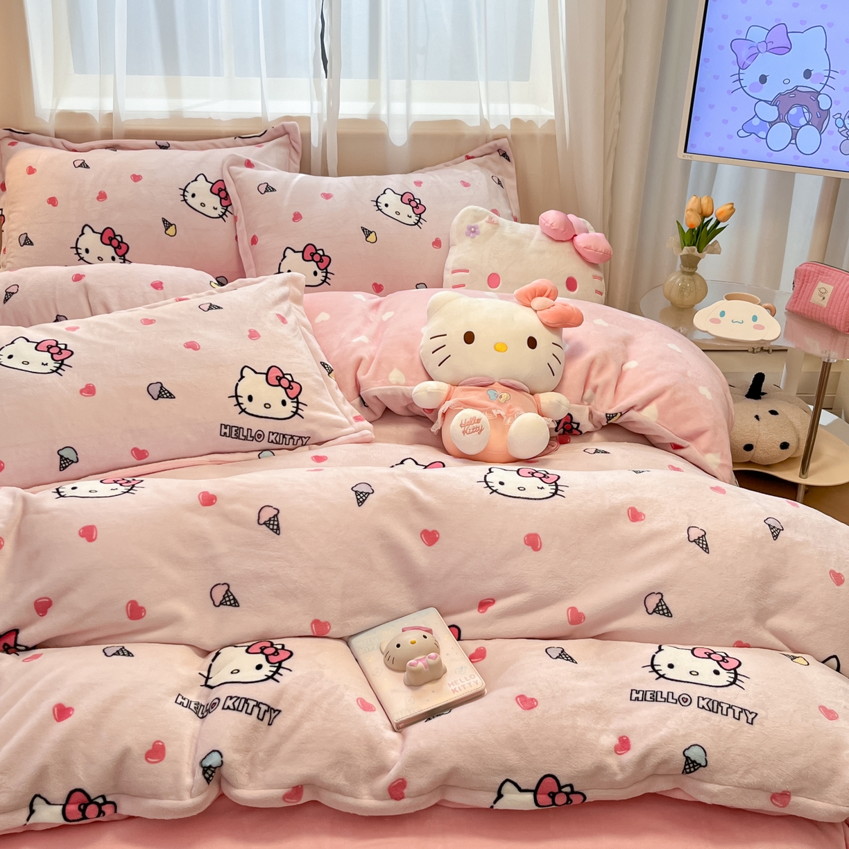 91家纺网 家纺一手货源 找家纺 暮思家居 2025新款三丽鸥正版授权高克重200克加厚保暖卡通牛奶绒四件套 牛奶绒-甜筒kt