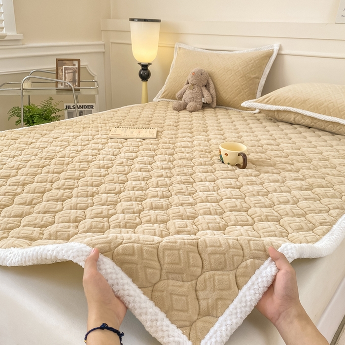 91家纺网 家纺一手货源 找家纺 （总）正邦家纺 2025新款加厚全消光牛奶绒床垫夹棉床褥高克重5D雕花牛奶绒单人床上下铺床护垫