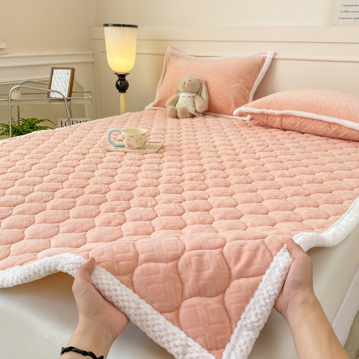 91家纺网 家纺一手货源 找家纺 （总）正邦家纺 2025新款加厚全消光牛奶绒床垫夹棉床褥高克重5D雕花牛奶绒单人床上下铺床护垫