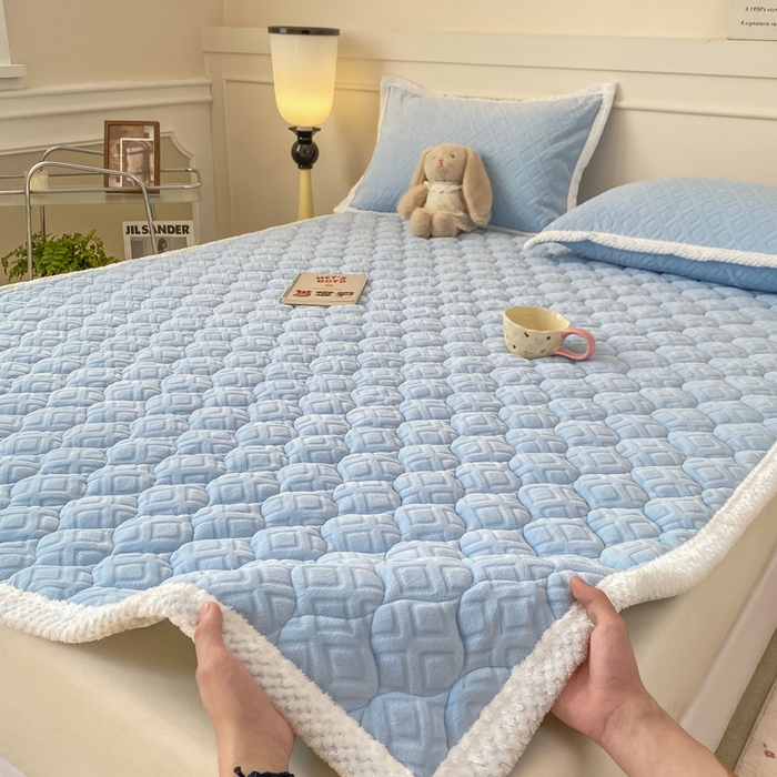 91家纺网 家纺一手货源 找家纺 （总）正邦家纺 2025新款加厚全消光牛奶绒床垫夹棉床褥高克重5D雕花牛奶绒单人床上下铺床护垫