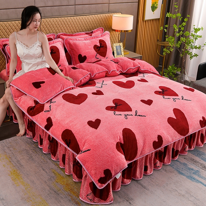 91家纺网 家纺一手货源 找家纺 梦宴 2025新款冬季牛奶绒加厚保暖床裙款法兰绒珊瑚绒四件套床上用品 心心相印