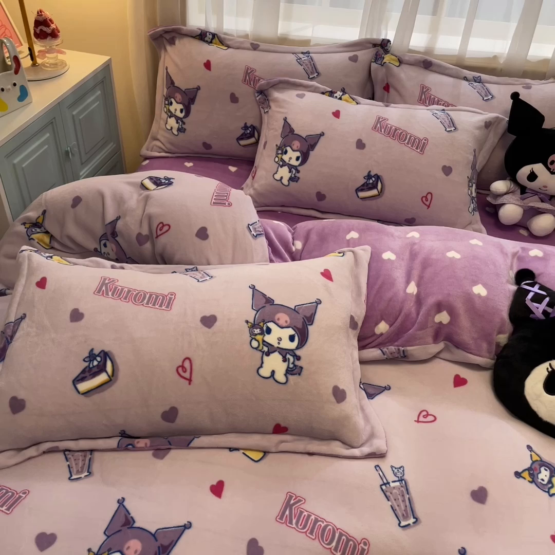 91家纺网 家纺一手货源 找家纺 暮思家居 2025新款三丽鸥正版授权高克重200克加厚保暖卡通牛奶绒四件套 牛奶绒-甜心库洛米