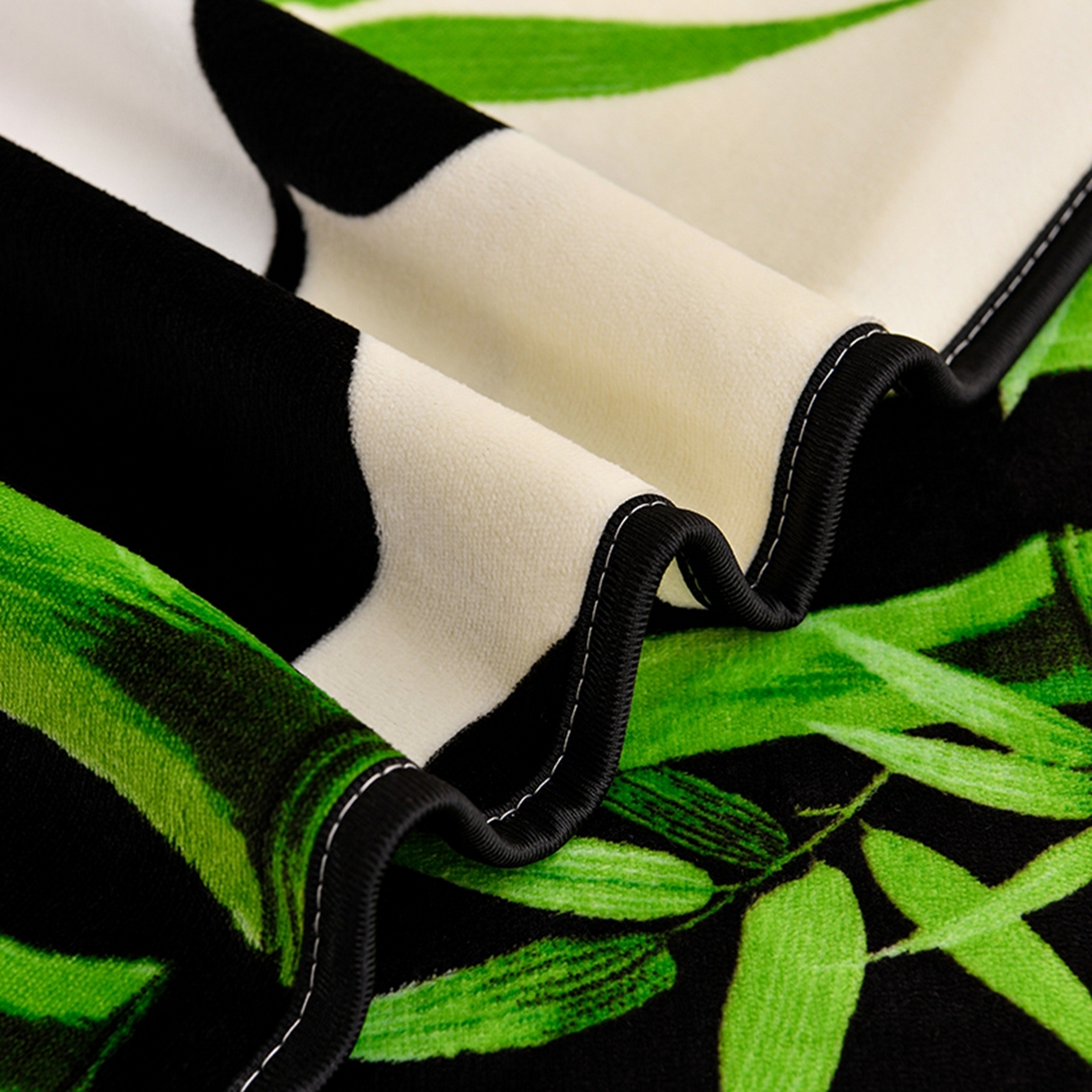 91家纺网 家纺一手货源 找家纺 梦宴 2025新款冬季牛奶绒加厚保暖床裙款法兰绒珊瑚绒四件套床上用品 熊猫乐园