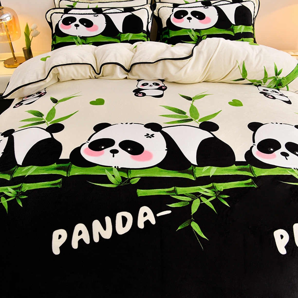 91家纺网 家纺一手货源 找家纺 梦宴 2025新款冬季牛奶绒加厚保暖床裙款法兰绒珊瑚绒四件套床上用品 熊猫乐园