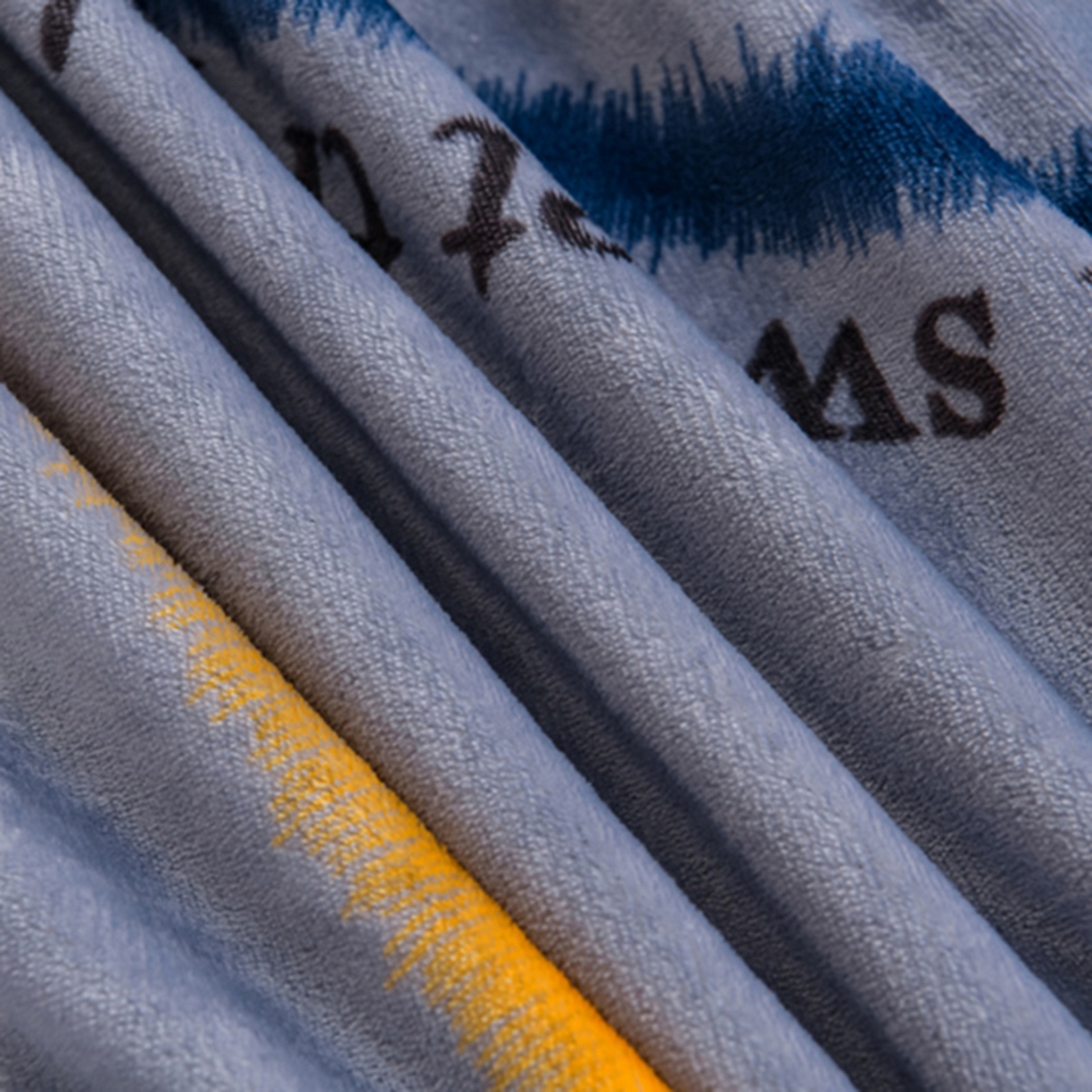 91家纺网 家纺一手货源 找家纺 梦宴 2025新款冬季牛奶绒加厚保暖床裙款法兰绒珊瑚绒四件套床上用品 休闲时光