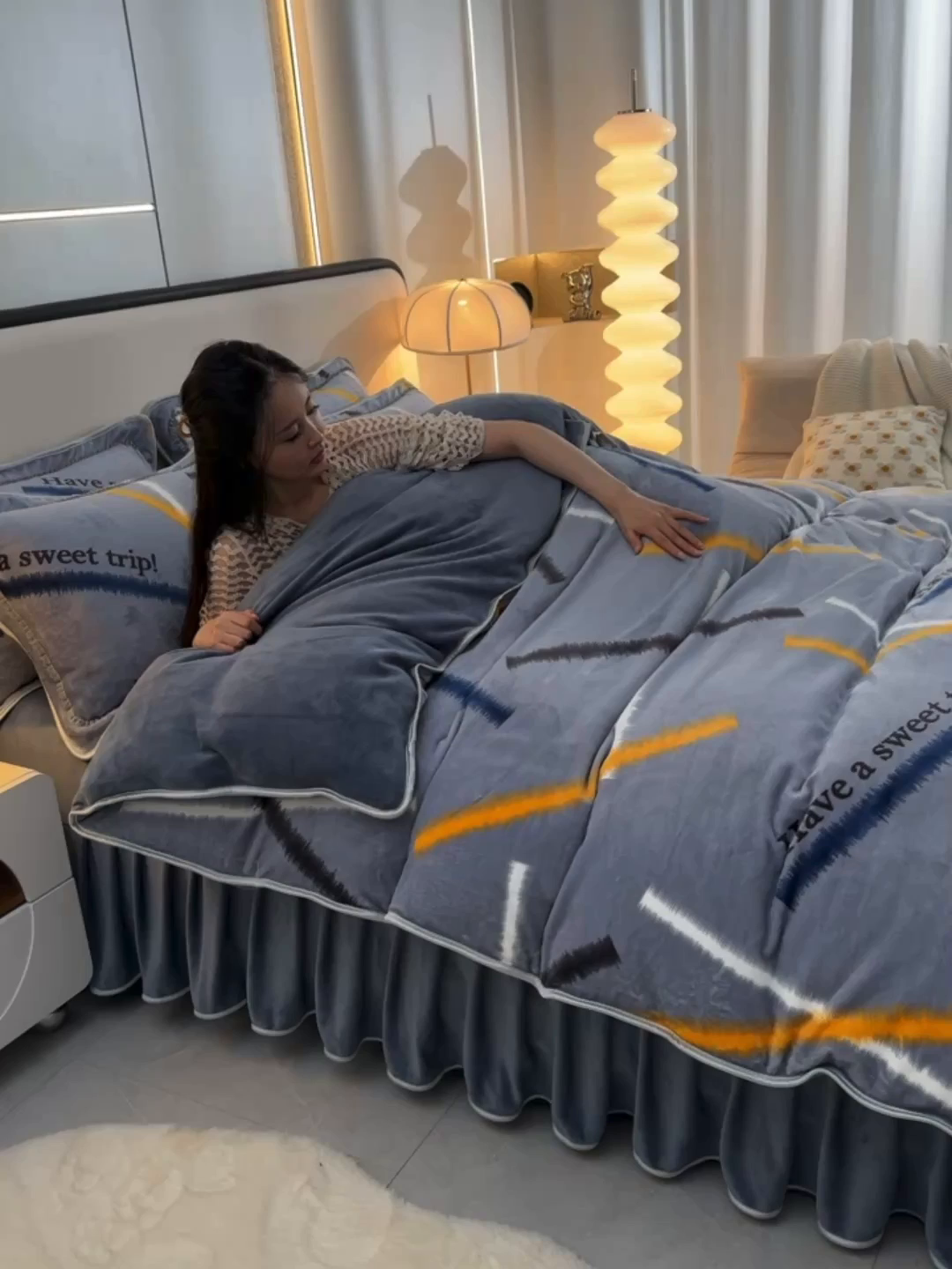 91家纺网 家纺一手货源 找家纺 梦宴 2025新款冬季牛奶绒加厚保暖床裙款法兰绒珊瑚绒四件套床上用品 休闲时光