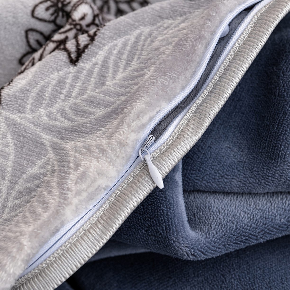 91家纺网 家纺一手货源 找家纺 梦宴 2025新款冬季牛奶绒加厚保暖床裙款法兰绒珊瑚绒四件套床上用品 叶语