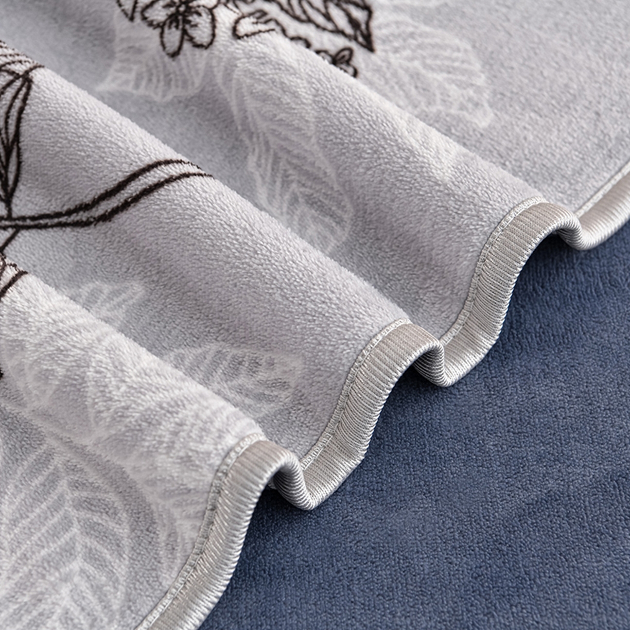 91家纺网 家纺一手货源 找家纺 梦宴 2025新款冬季牛奶绒加厚保暖床裙款法兰绒珊瑚绒四件套床上用品 叶语