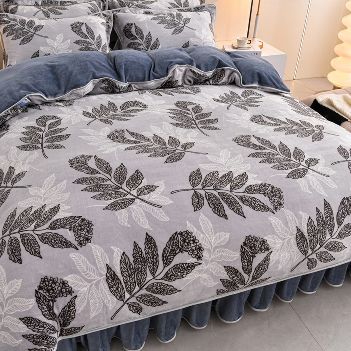 91家纺网 家纺一手货源 找家纺 梦宴 2025新款冬季牛奶绒加厚保暖床裙款法兰绒珊瑚绒四件套床上用品 叶语