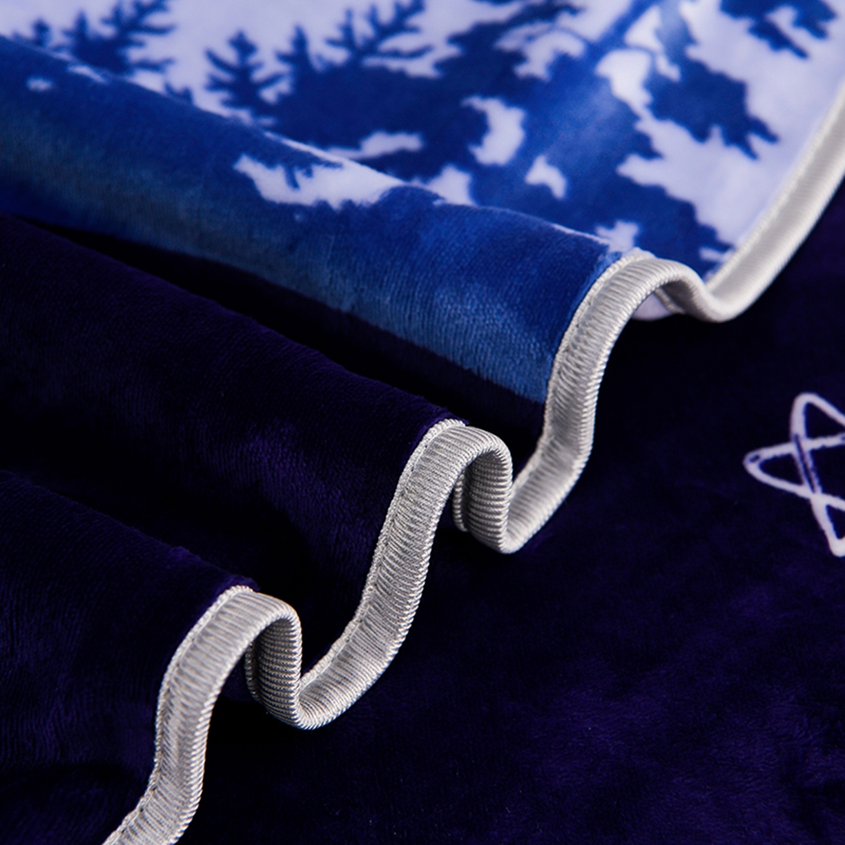 91家纺网 家纺一手货源 找家纺 梦宴 2025新款冬季牛奶绒加厚保暖床裙款法兰绒珊瑚绒四件套床上用品 一路有你