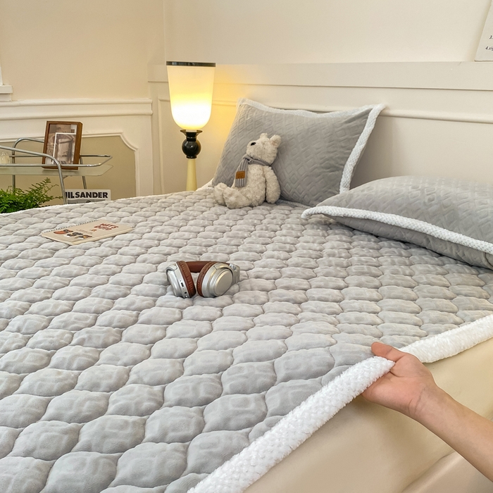 91家纺网 家纺一手货源 找家纺 （总）正邦家纺 2025新款加厚全消光牛奶绒床垫夹棉床褥高克重5D雕花牛奶绒单人床上下铺床护垫