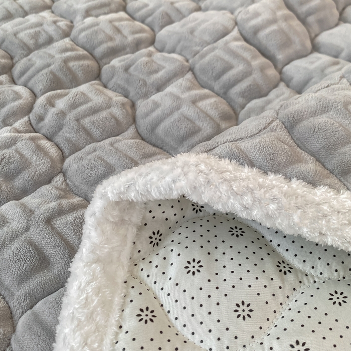 91家纺网 家纺一手货源 找家纺 （总）正邦家纺 2025新款加厚全消光牛奶绒床垫夹棉床褥高克重5D雕花牛奶绒单人床上下铺床护垫