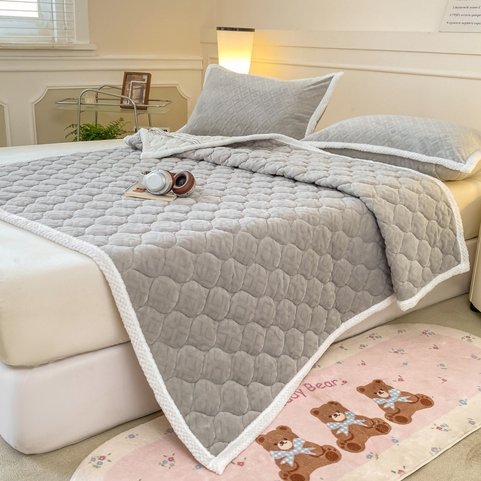 91家纺网 家纺一手货源 找家纺 （总）正邦家纺 2025新款加厚全消光牛奶绒床垫夹棉床褥高克重5D雕花牛奶绒单人床上下铺床护垫