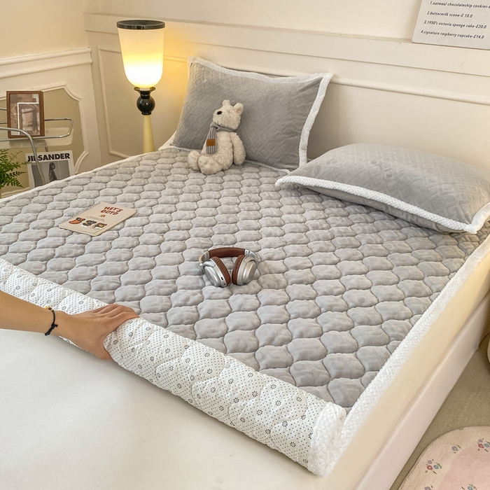 91家纺网 家纺一手货源 找家纺 （总）正邦家纺 2025新款加厚全消光牛奶绒床垫夹棉床褥高克重5D雕花牛奶绒单人床上下铺床护垫