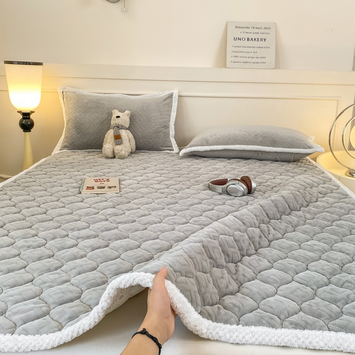 91家纺网 家纺一手货源 找家纺 （总）正邦家纺 2025新款加厚全消光牛奶绒床垫夹棉床褥高克重5D雕花牛奶绒单人床上下铺床护垫