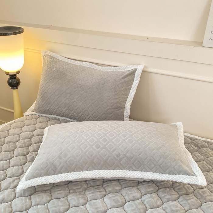 91家纺网 家纺一手货源 找家纺 （总）正邦家纺 2025新款加厚全消光牛奶绒床垫夹棉床褥高克重5D雕花牛奶绒单人床上下铺床护垫