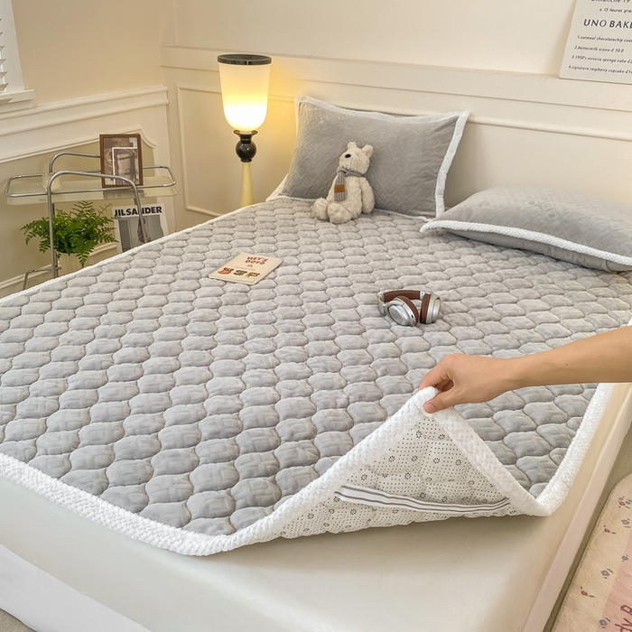 91家纺网 家纺一手货源 找家纺 （总）正邦家纺 2025新款加厚全消光牛奶绒床垫夹棉床褥高克重5D雕花牛奶绒单人床上下铺床护垫