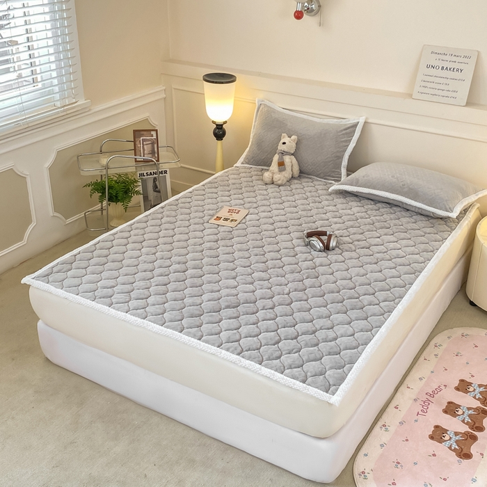 91家纺网 家纺一手货源 找家纺 （总）正邦家纺 2025新款加厚全消光牛奶绒床垫夹棉床褥高克重5D雕花牛奶绒单人床上下铺床护垫