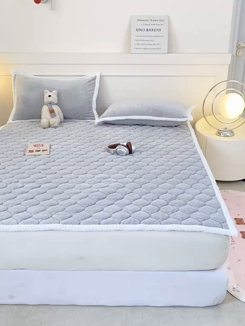 91家纺网 家纺一手货源 找家纺 （总）正邦家纺 2025新款加厚全消光牛奶绒床垫夹棉床褥高克重5D雕花牛奶绒单人床上下铺床护垫