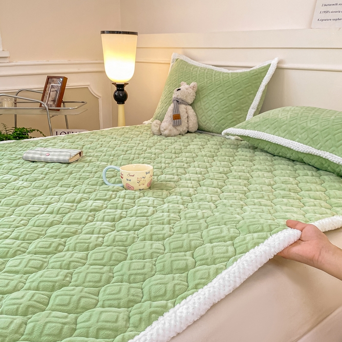 91家纺网 家纺一手货源 找家纺 正邦家纺 2025新款加厚全消光牛奶绒夹棉床褥高克重5D雕花牛奶绒单人床上下铺床护垫 苹果绿